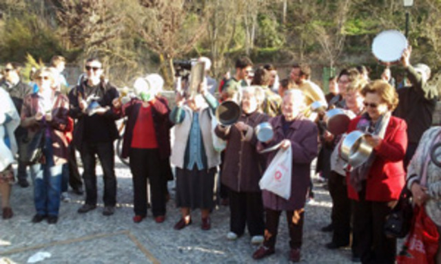 Cacerolada “disparatada” a pie de la Alhambra