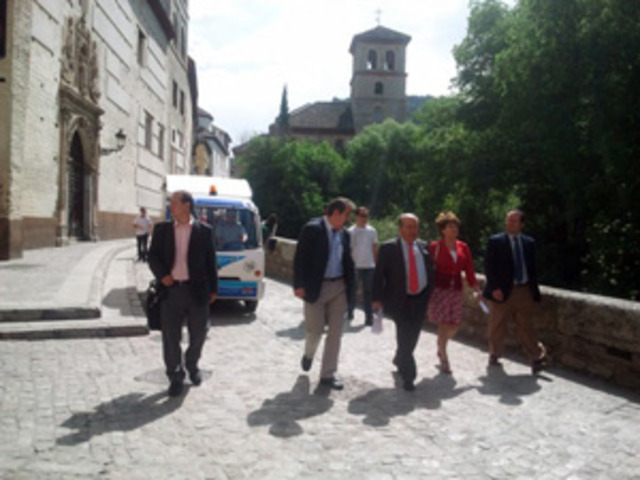 Un 20% menos de tráfico por el bajo Albaicín