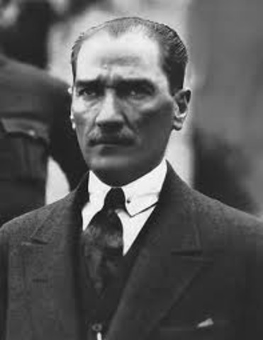 Mustafa Kemal transforms Turkey into Republic