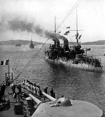 The Gallipoli Campaign : a picture of the french, britisha and US ships going to the Dardanelles
