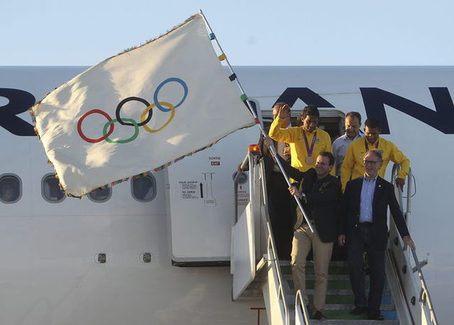 La bandera olímpica aterriza en Río de Janeiro