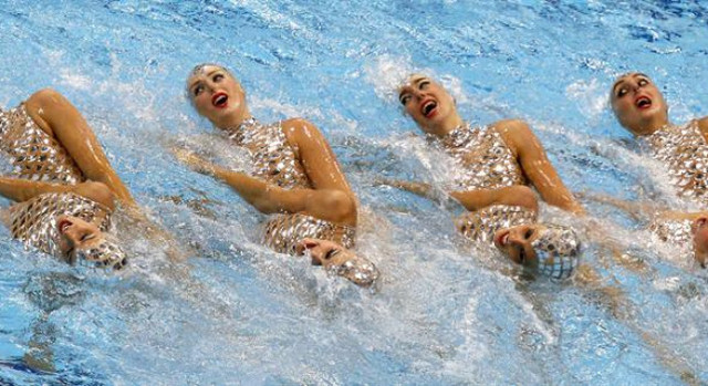 Natación sincronizada bañada en bronce