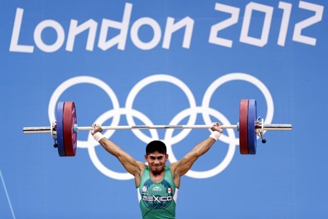 Andrés Eduardo Mata pasa primero en su grupo y luchará por el diploma en halterofilia