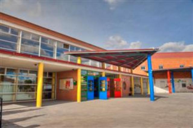 Comieno el en el CEIP Mario Benedetti en Rivas