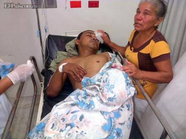 El periodista Guillermo Quiroz se cae de un vehículo de la Policía.