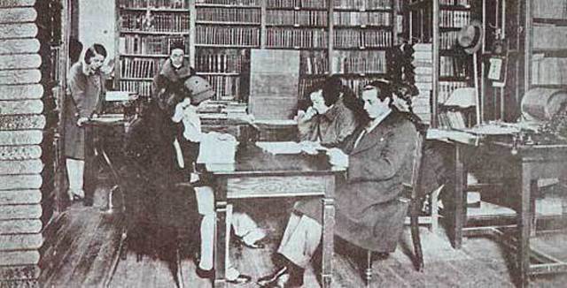 Comença la carrera de Bibliotecària