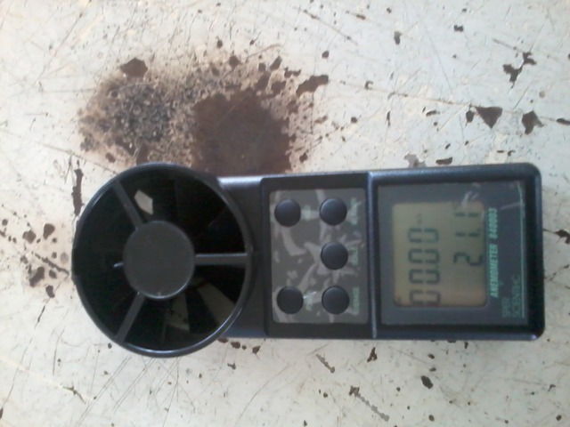 Con ayuda de un aerometro se toma la velocidad del aire.