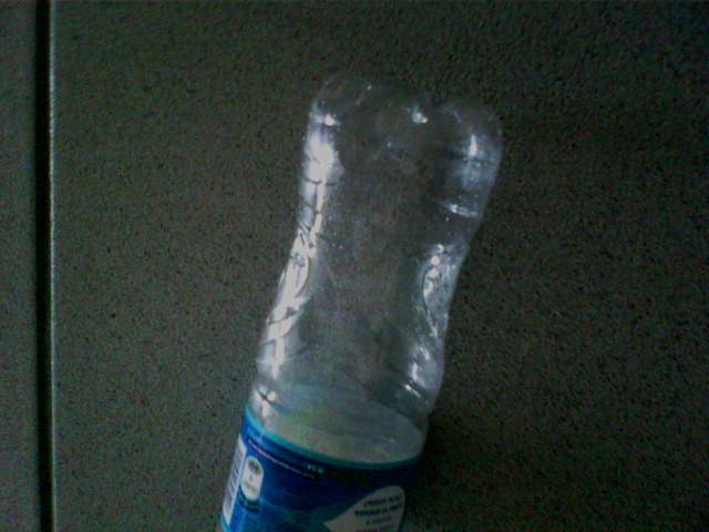 Despues de los diferentes impactos se noto que la botella tenia pequeñas dobladuras en la base.