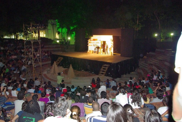 TEATRO BAJO LAS ESTRELLAS / Funcion de ALGO SE PUDRE EN LA DESPENSA