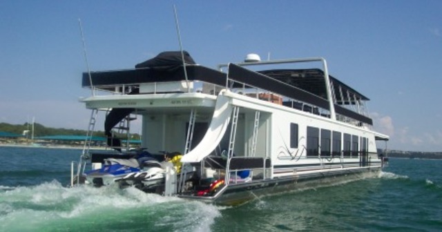 Mi familia, nuestro amigos, y yo viajamosen un embarcacion de casa.