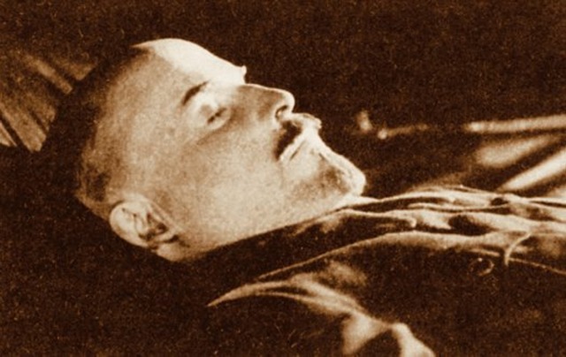Lenin dies, Stalin suceeds him