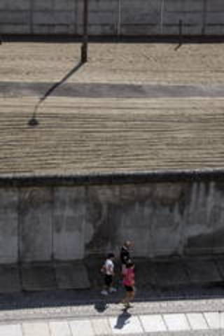The Berlin Wall Goes Up