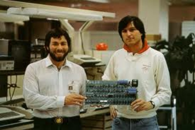 Steve y Wozniak van a un club con su Pc casera