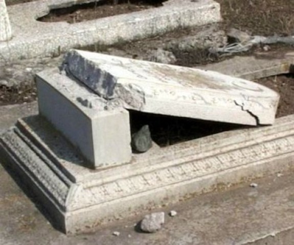 в с.Изобильное г.Алушты произошел акт вандализма на мусульманском кладбище