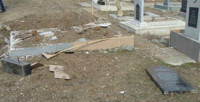 в с.Яркое Сакского района разрушены 4 надмогильных памятника