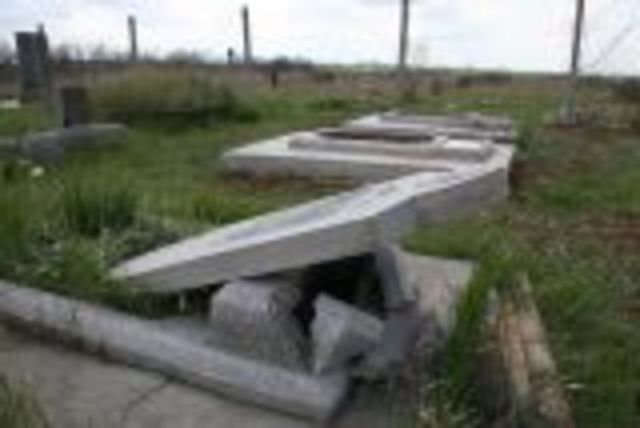 в с. Софиевка Симферопольского района разбито более 30 надмогильных памятников