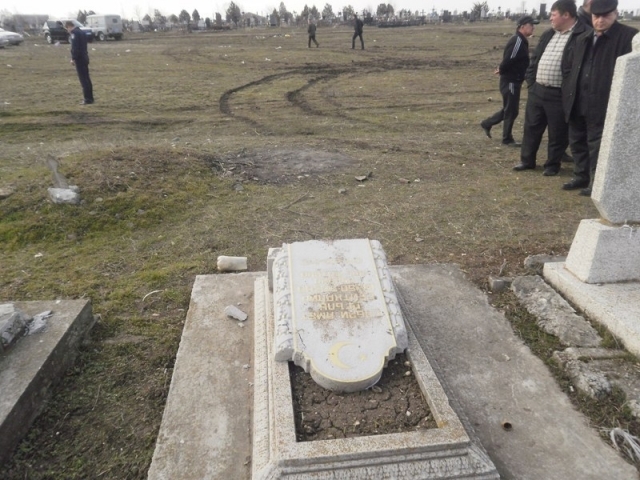 в п. Крымская Роза Белогорского района разбито 4 надмогильных памятника