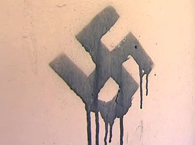 ксенофобские надписи на стене медресе