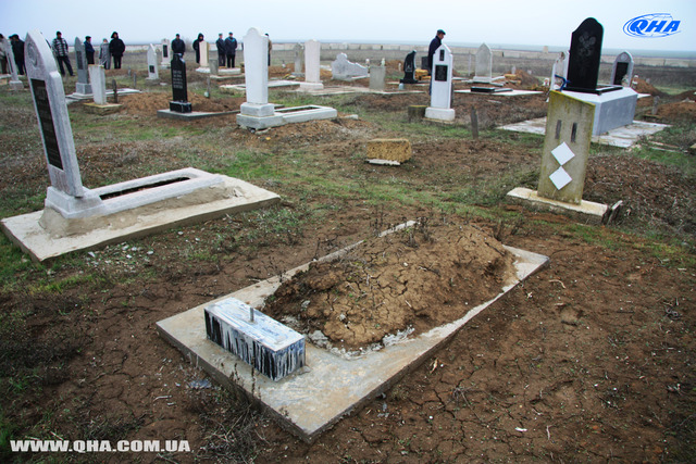 в с.Скалистое Бахчисарайского района повалены и облиты краской надмогильные плиты