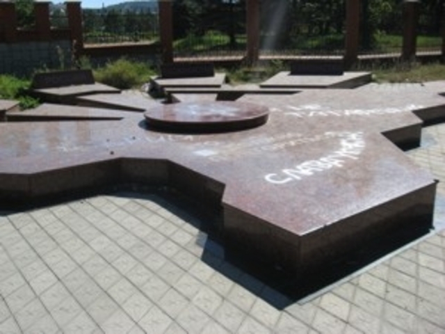 осквернён памятник депортированным народам в Симферополе