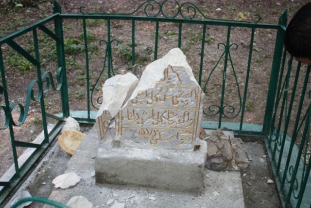 разбиты могилы Къарлы Азиз в Бахчисарайском районе