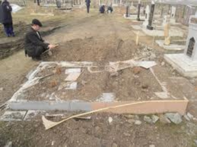 в селе Мирное по кладбищу проехали на автомобиле