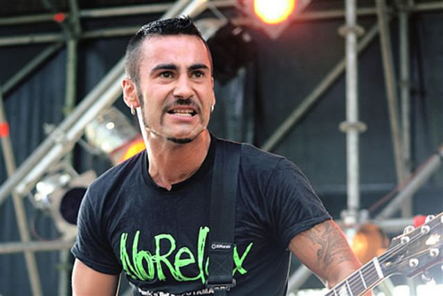 Toni leaves the group