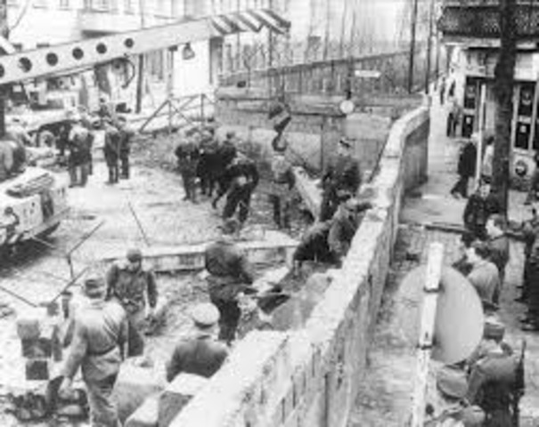 Building of the Berlin Wall