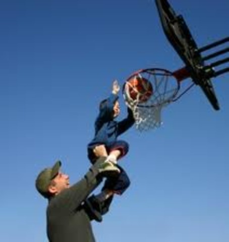 Cuando tenia once años jugaba basquetbol con mi padre.