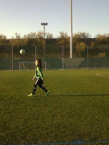 Comienzo a jugar al fútbol.