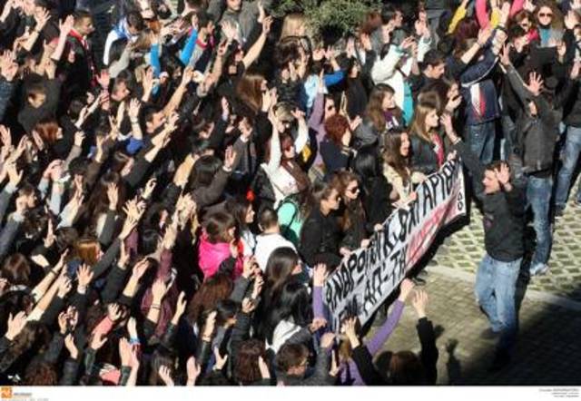 «Οχι» στις συγχωνεύσεις σε πολλές γλώσσες