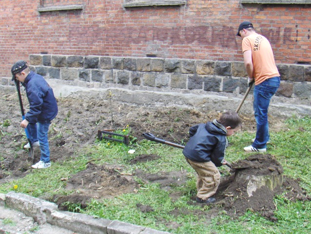 W kwietniu rodzice uporządkowali szkolny teren.