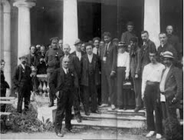 Russia dossolves Comintern