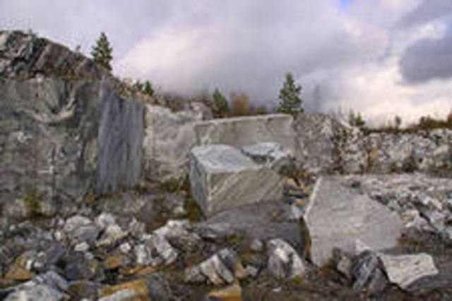 Во второй половине XVII века шведы заложили на мраморной горе каменоломни