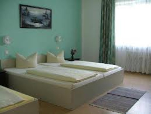 Felix findet ein Zimmer in einer Pension.