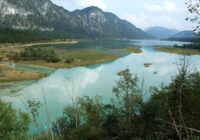 Felix wacht auf an dem Isar.
