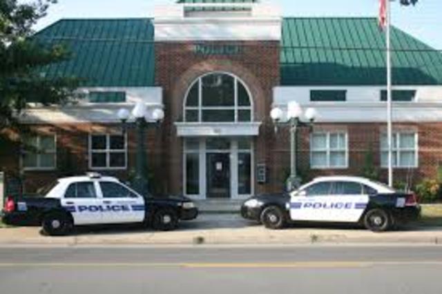 Felix geht auf die Polizestation.