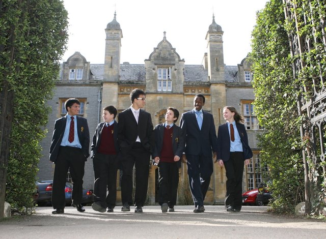 Se organiza en Inglaterra