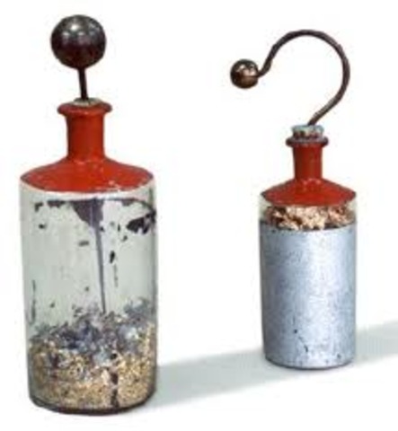 Primer prototipo de condensador electrico 1745 d.C