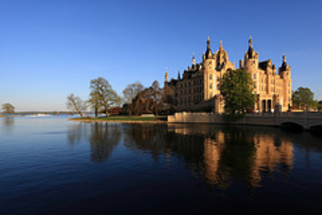 Santiago meets a king.