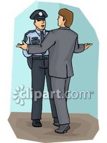 Felix erklärt zu den Beamten was er erinnern