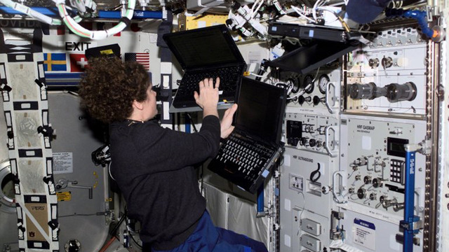 first laptop used in space