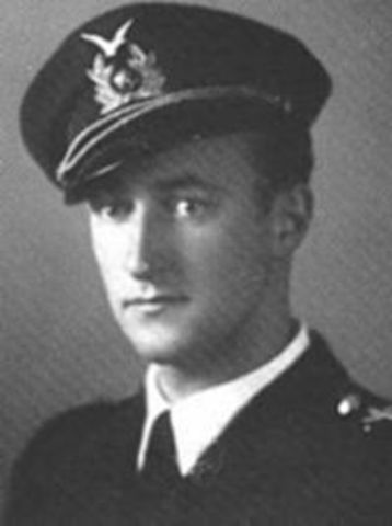 Ри́сто Óлли Пи́ттер Пуха́кка -  финский военный летчик. За время службы в рядах ВВС Финляндии одержал 42 победы в воздушных боях