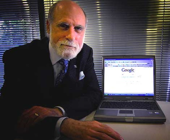 VintCerf Primer presidente de la internet con Bob Kahn.