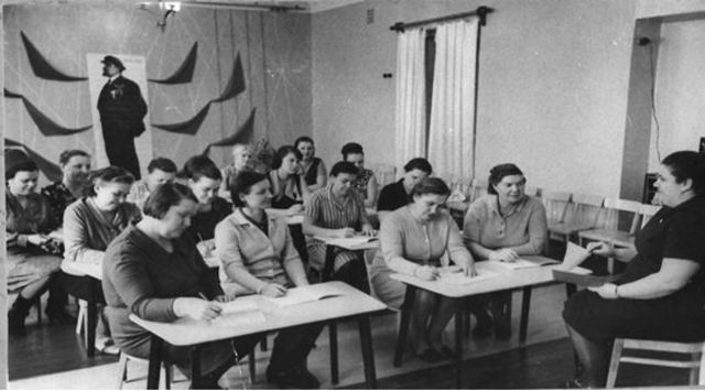 Политинформация   о В.И. Ленине в коллективе.   Проводит воспитательЧелышкова Римма    Фёдоровна.