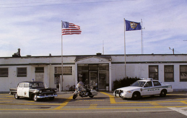 Felix erklant den Beanten auf dem Revier.