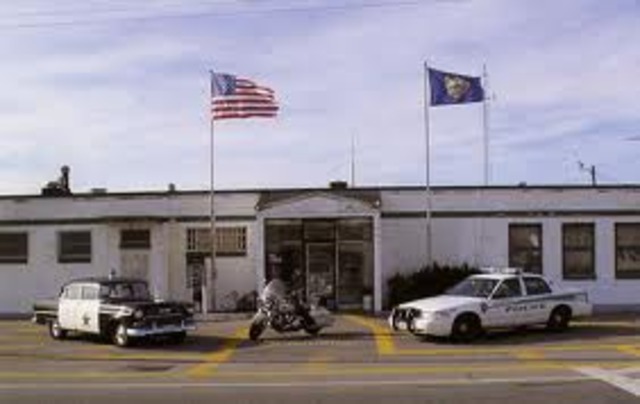 Auf dem Revier erklärt Felix den Beamten, wer er ist und was er in München macht.