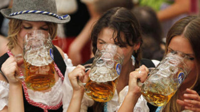 Felix drinken Bier und spreche Die Frau.