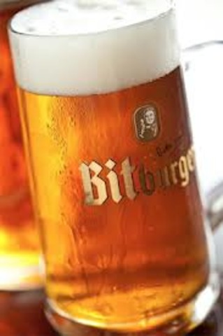 Müller und Felix gehen in das HB Bierzelt.