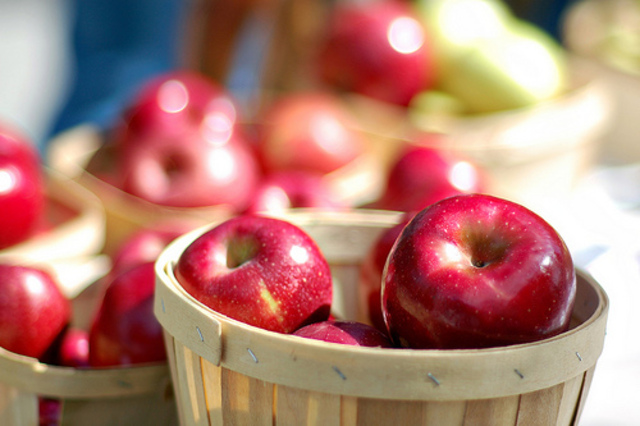 Müller und Brüno gehen zum market um äpfeln abzuladen.